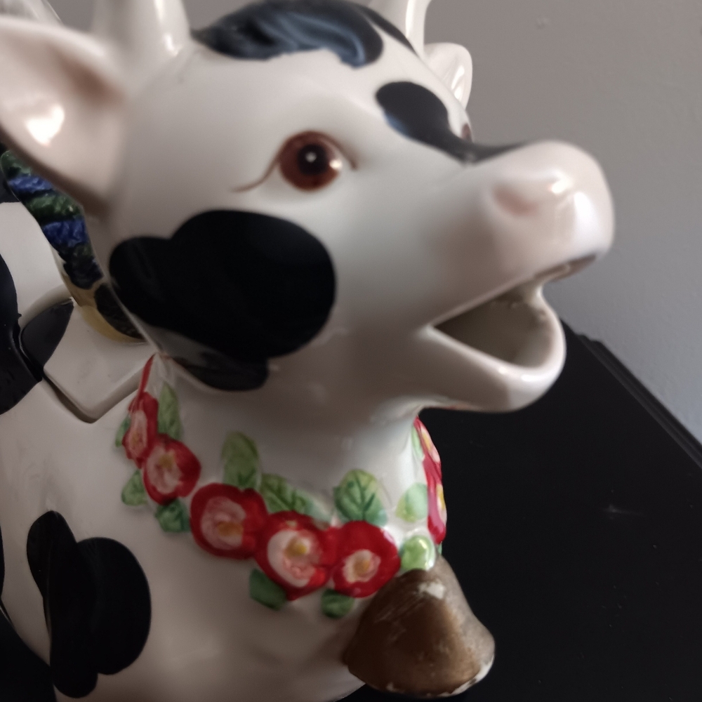 Farmhouse Cow And Chicken Teapot or Creamer Pot Server. - Picture 6 of 11